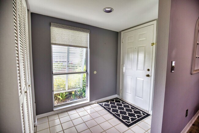 Building Photo - Seasonal Short-Term Villa at Augusta Villas in Plantation!