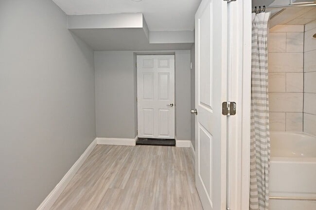 Building Photo - 221 Lakeview Dr