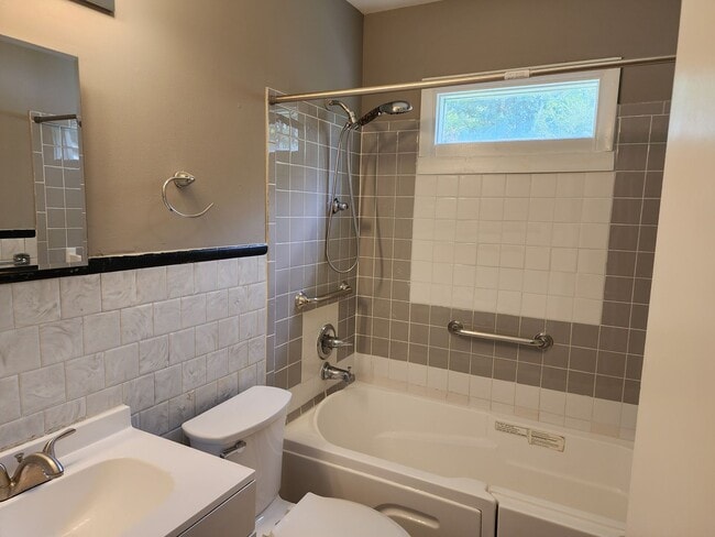 Building Photo - 3 Bedroom 1 Bath Rancher in Henrico!