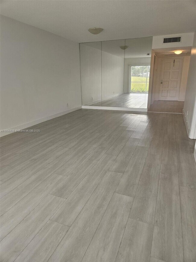 Building Photo - 2900 N Palm Aire Dr