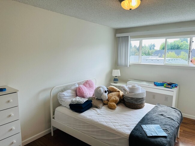 Building Photo - Charming & Cozy Condo