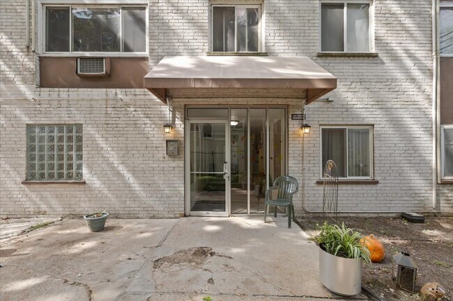 Building Photo - 1441 W Farwell Ave