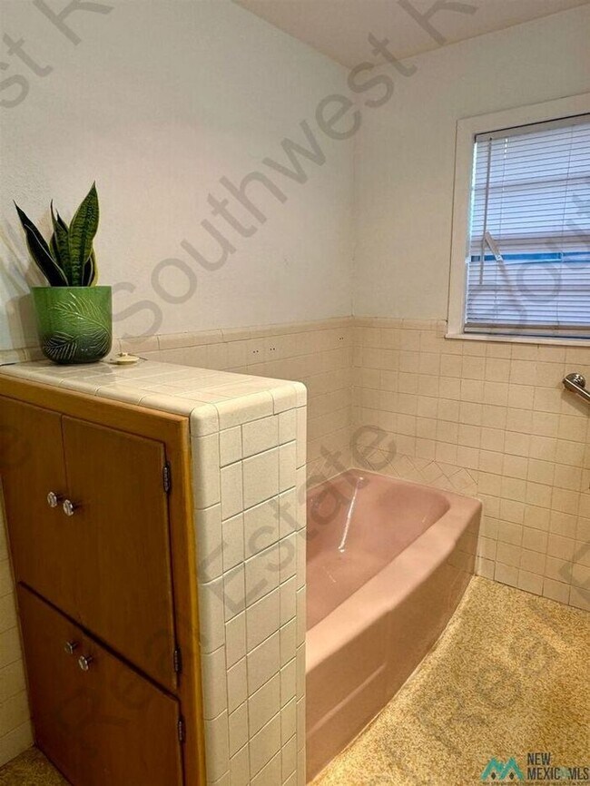 Building Photo - Beautiful 3 bedroom 2 bath brick home