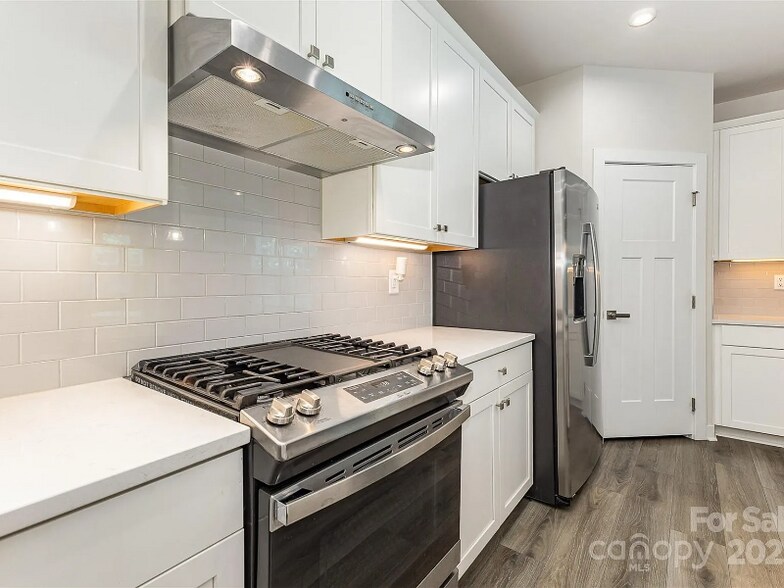 Building Photo - 218 Tetcott St