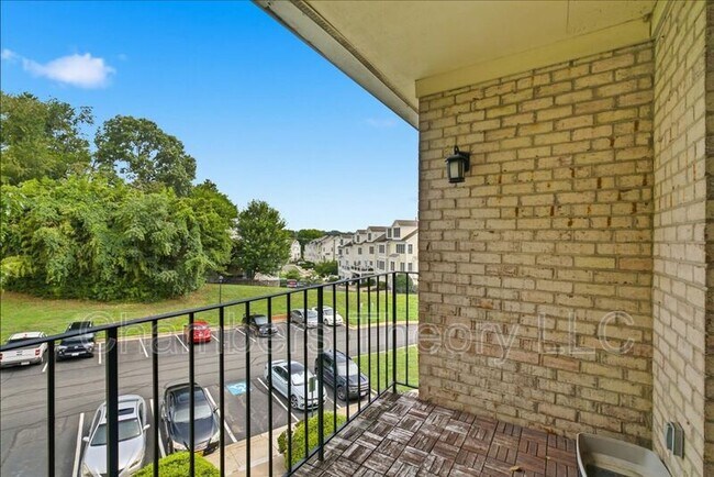 Building Photo - 1521 Colonial Dr