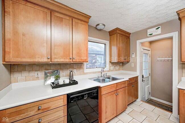 Building Photo - 6115 Indianola Ave