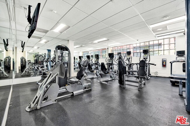 Building Photo - 315 E 8th St