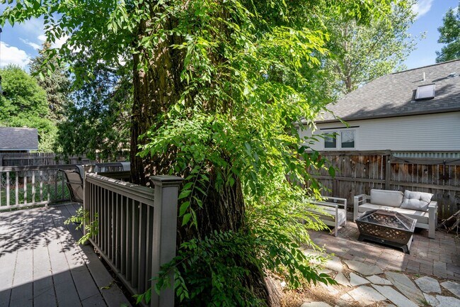Building Photo - Charming 2-Bed, 2-Bath Loft Home in Old To...