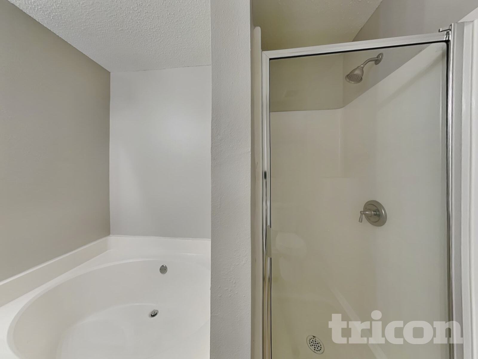 Building Photo - 2000 Farm Hill Ct