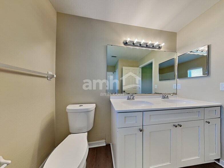 Building Photo - 300 Miami Pl