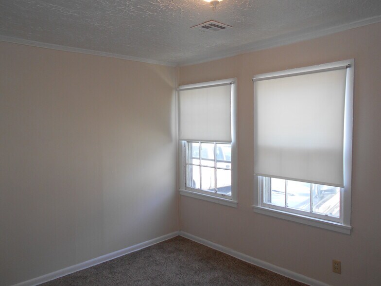 Building Photo - 4403 E Bayley St