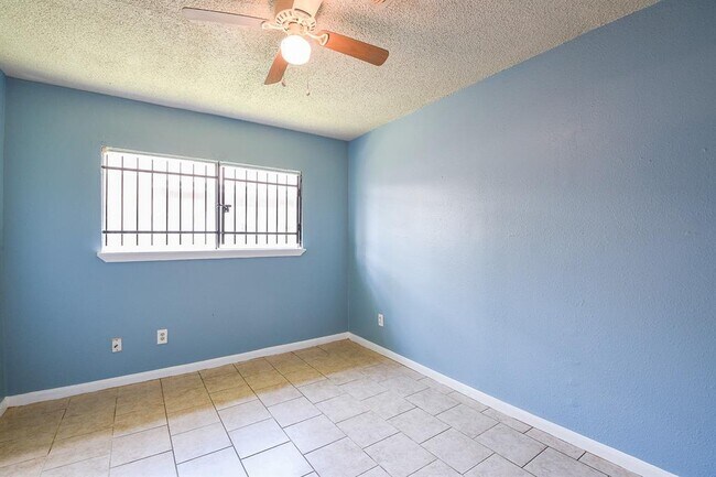 Building Photo - 8714 Valley Song Dr