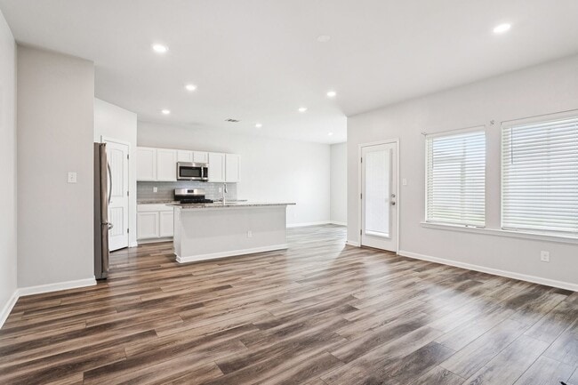 Building Photo - Move-In Special! 4-Bed, 2-Bath Home in Sli...
