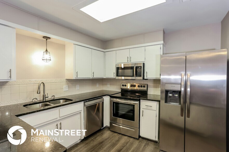 Building Photo - 1600 E Bankhead Dr