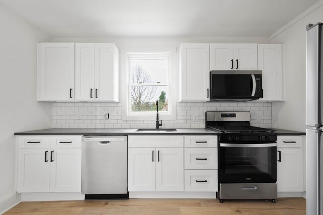 Building Photo - MOVE IN TODAY! RENOVATED 2 BEDROOM IN THE ...