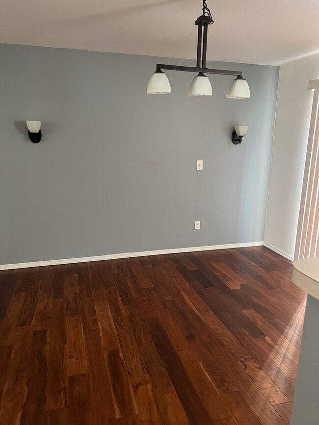 Building Photo - 3 Bedroom, 2.5 Bath Townhouse in Park Hampton