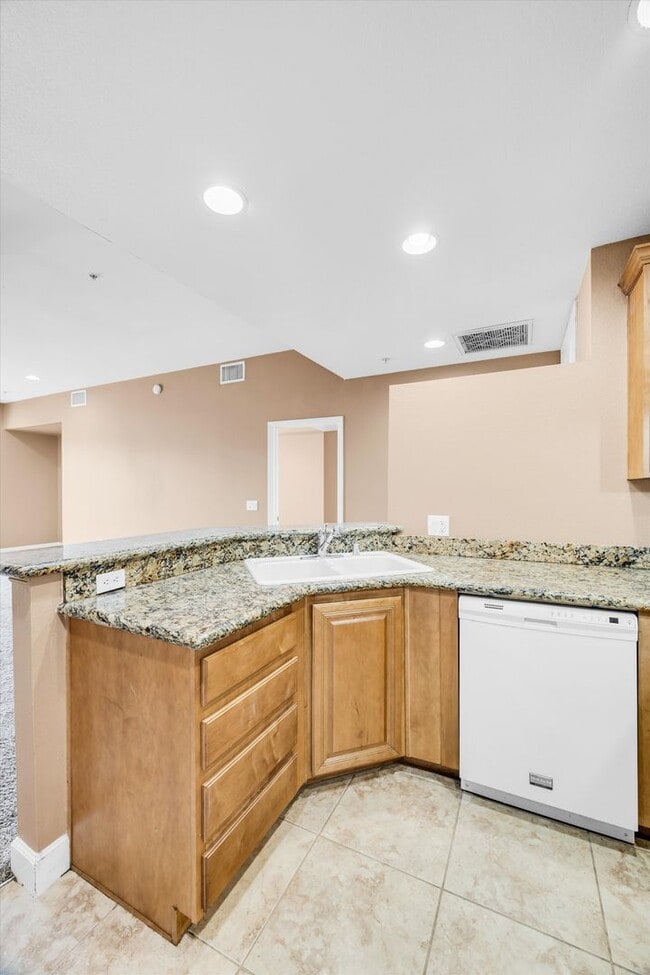 Building Photo - Sought after Park Avenue Condominiums/Top Floor Three Bedroom