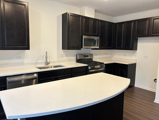 Building Photo - 560 Wolverine Dr