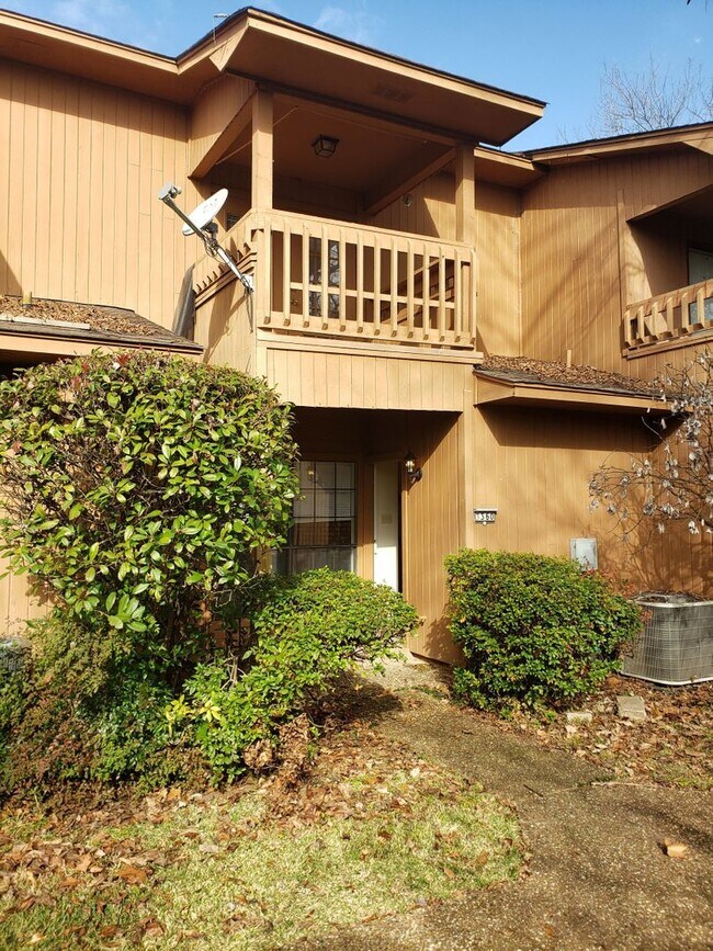 Building Photo - 3360 Eastwood Dr