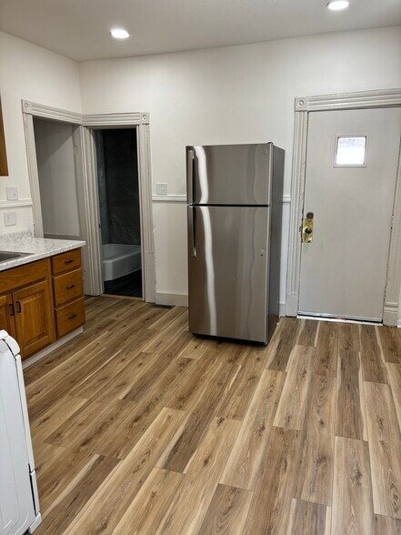 Building Photo - 19 W Chartes St