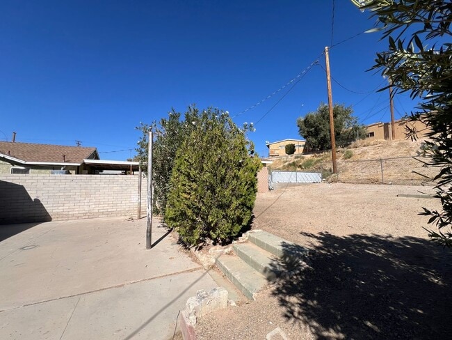 Building Photo - 3 Bedroom 1 bathroom House located near a Schools, Community Park and Public Swimming Pool.