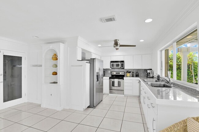Building Photo - 3211 Karen Dr