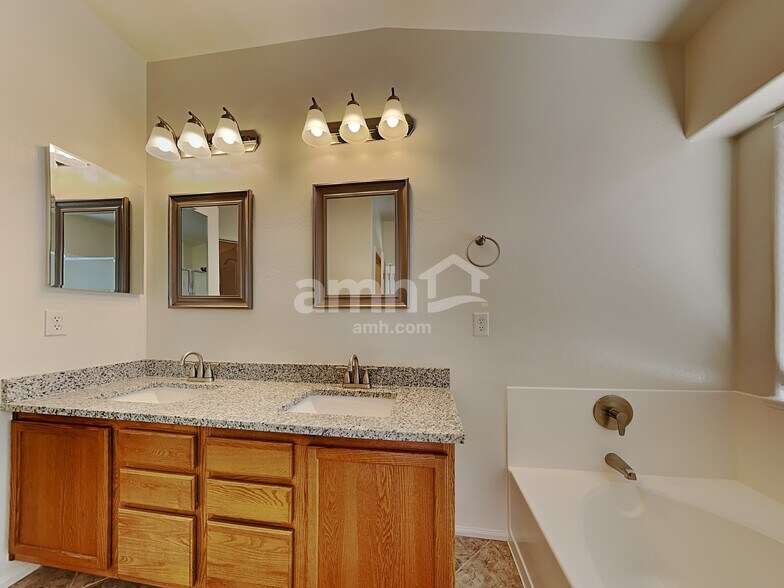 Building Photo - 3933 E Mica Rd