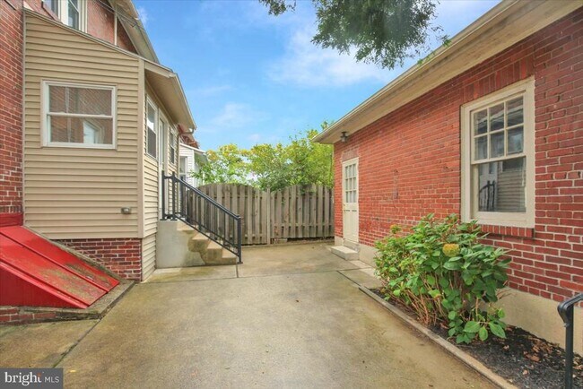 Building Photo - 23 Trebor Pl