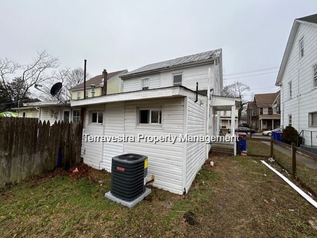 Building Photo - Lovely Renovated 3 Bed with parking! Eligible for $500 Security Deposit.
