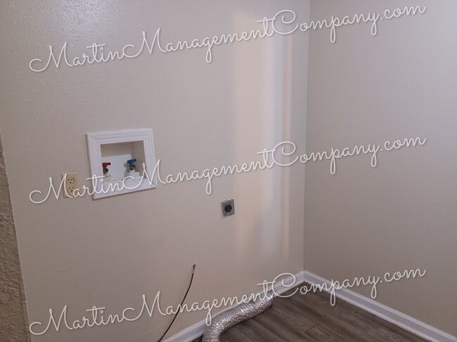 Building Photo - 617 E 11th St