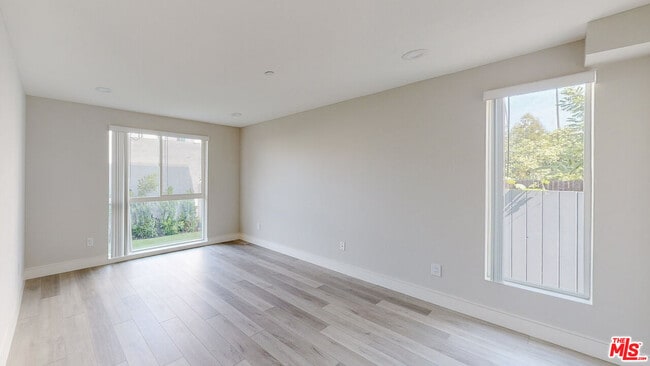 Building Photo - 953 N Mariposa Ave