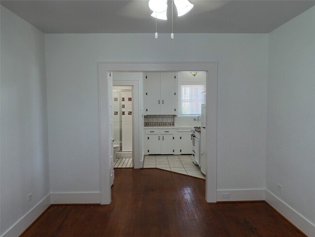 Building Photo - 2725 1/2 Bernardo De Galvez Ave