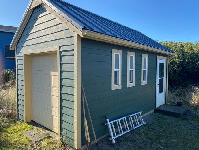 Building Photo - 451 Skylark St SW