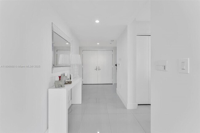 Building Photo - 1331 Brickell Bay Dr