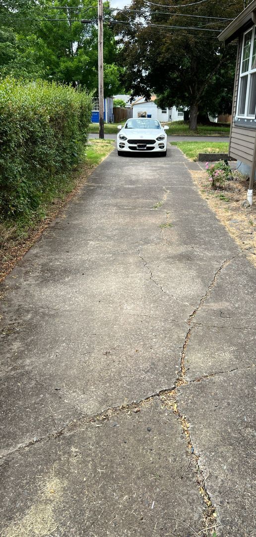 Building Photo - 4 Bed, 1 Bath, Large fenced yard, Shop, En...