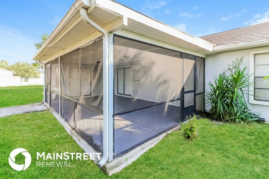 Building Photo - 253 SW Tulip Blvd