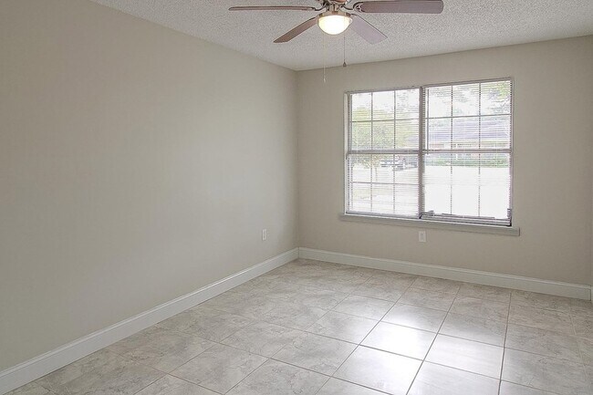 Building Photo - 1235 Pineridge Way