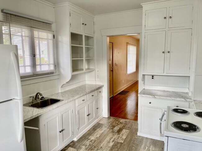 Building Photo - New on the Market!