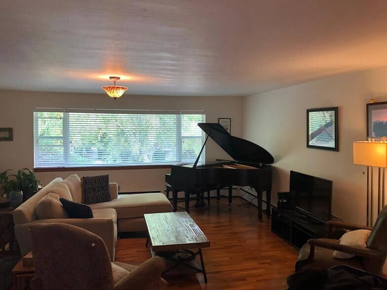 Building Photo - 1002 N 5th St