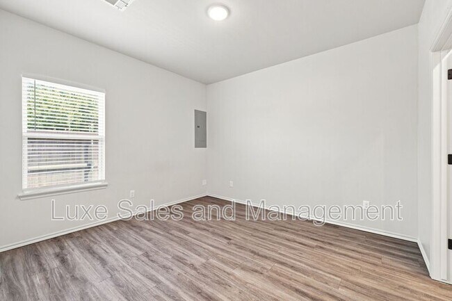 Building Photo - 10912 Oak Hollow Dr