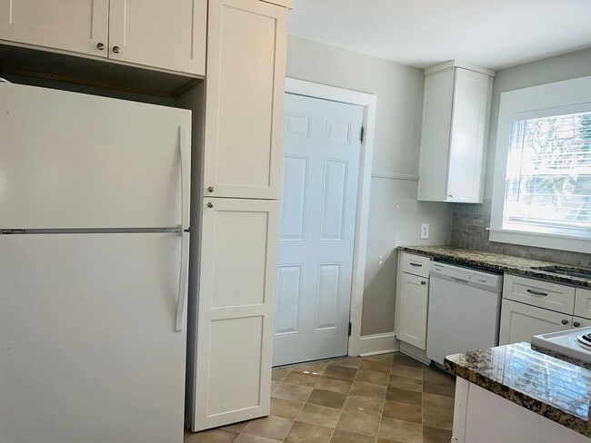 Building Photo - Adorable cottage style home with large fenced in backyard near Downtown Lagrange! Must see!