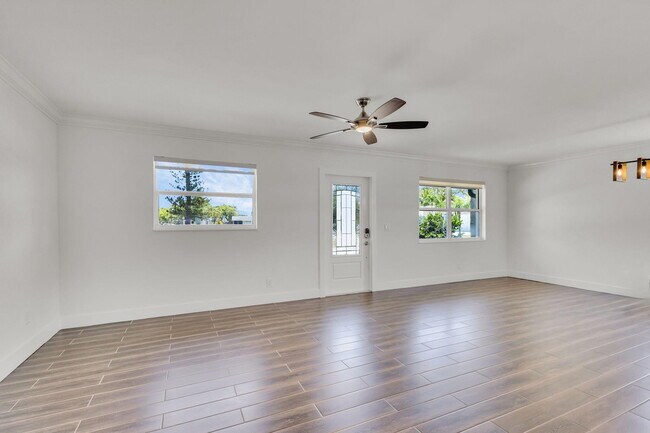 Building Photo - 204 W Whitney Dr