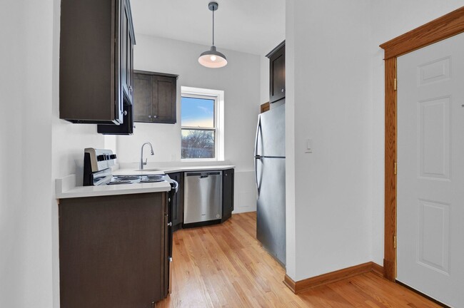 Building Photo - 611 W Briar Pl