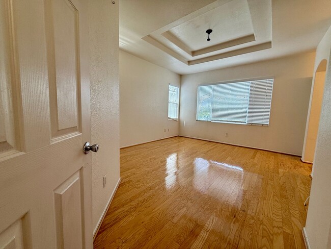 Building Photo - Spacious 3 Bedroom 2.5 Bath Townhouse with...
