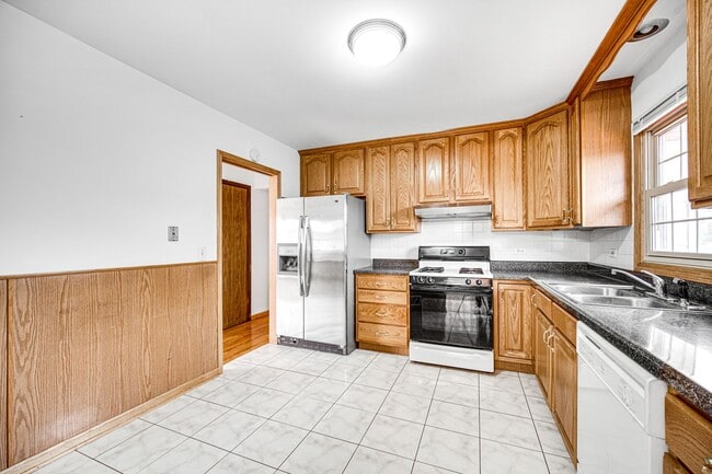 Building Photo - 4 Bed 2.5 Bath in Des Plaines