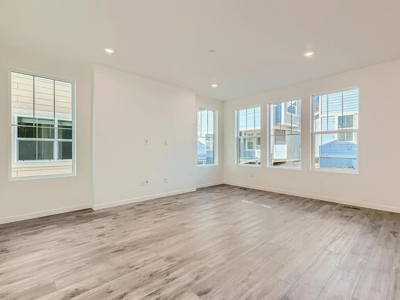 Building Photo - 637 Lillibrook Pl