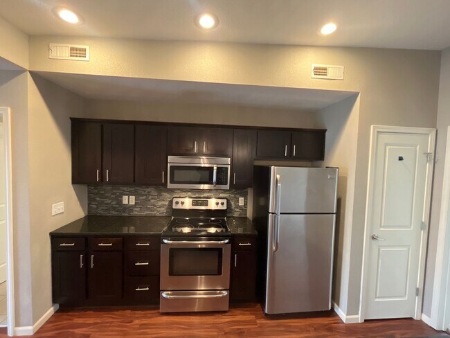 Building Photo - MODERN OPEN 2 BEDROOM, 2 BATH