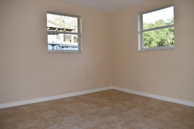 Building Photo - Reduced price! Great Neighborhood!