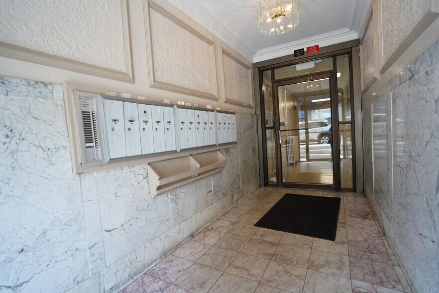 Building Photo - 170 Kelton St