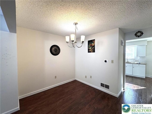 Building Photo - 8315 Countryside Ln